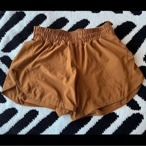 Lululemon Track That mid rise 5’ lined short
